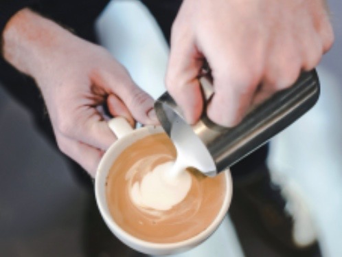 Koffie wordt geschonken